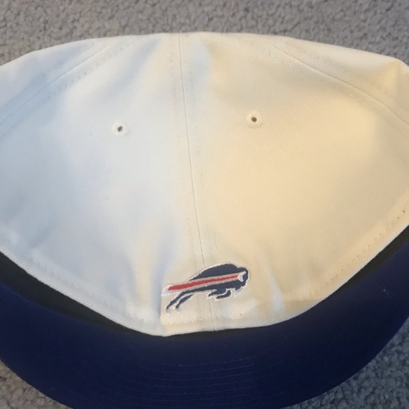 Buffalo Bills New Era 2022 Sideline 59FIFTY Fitted Hat - Cream/Royal.  NWOT - Picture 2 of 3